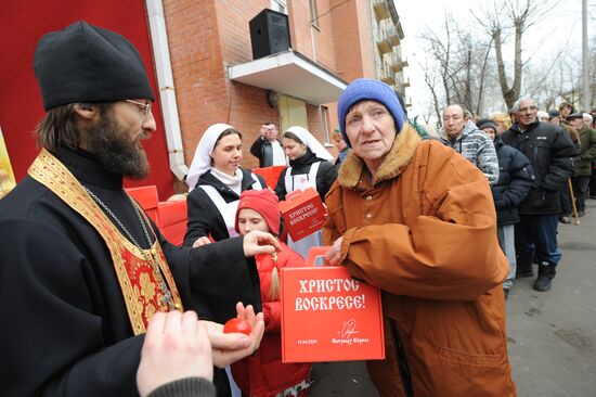 Patriarch of Moscow gives out Easter gifts