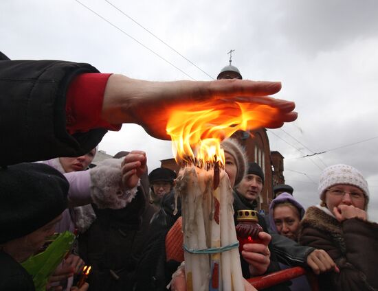 Meeting holy fire in Vladimir
