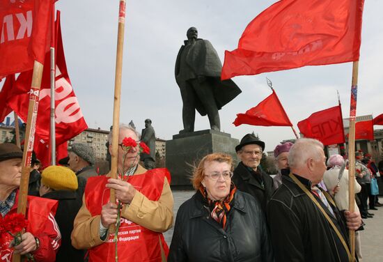Communists form cordon around monument to Lenin in Novosibirsk