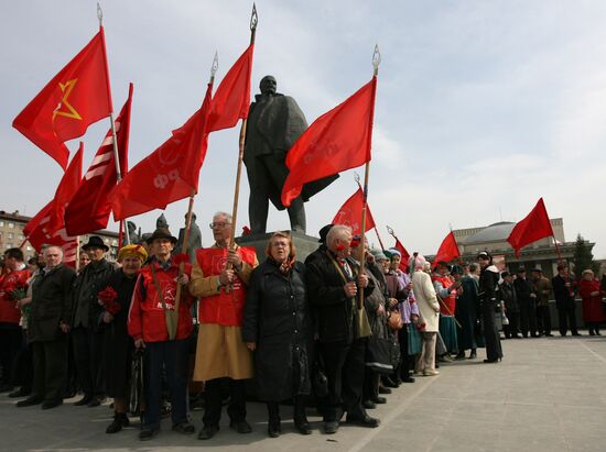 Communists form cordon around monument to Lenin in Novosibirsk
