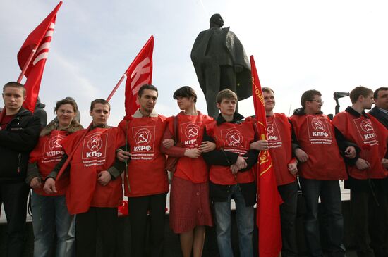 Communists form cordon around monument to Lenin in Novosibirsk