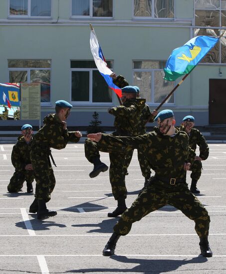 Ryazan Airborne School cadets show off skills