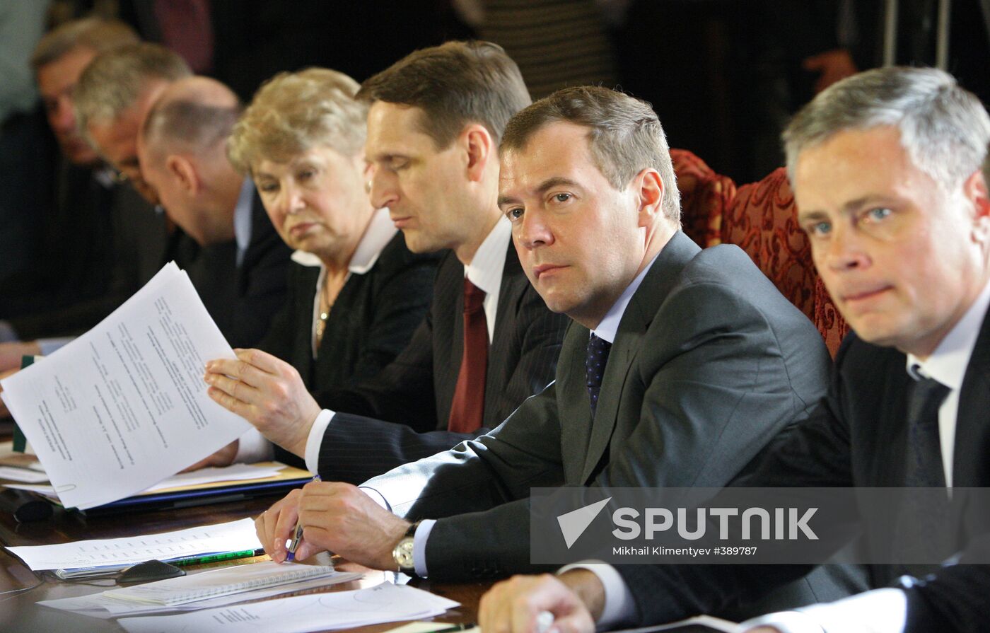 Dmitry Medvedev conducts Russian Olympians Foundation meeting