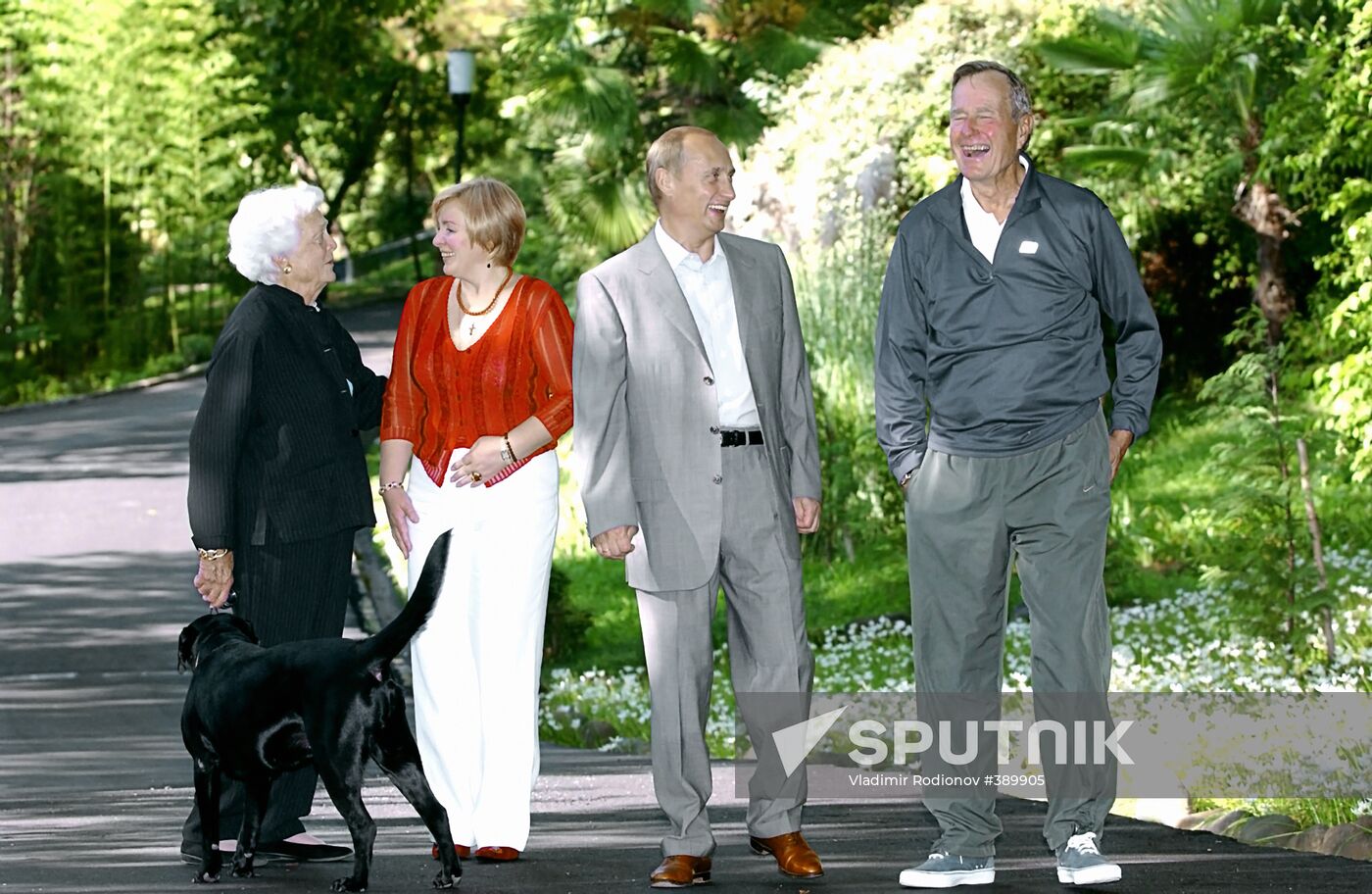 Putin meets George Bush Senior in Sochi
