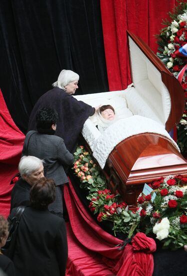 Paying last respects to Yekaterina Maximova