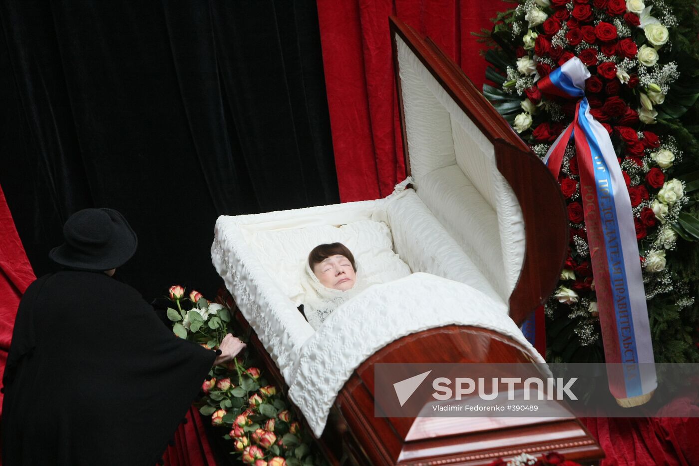 Paying last respects to Yekaterina Maximova