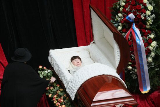 Paying last respects to Yekaterina Maximova