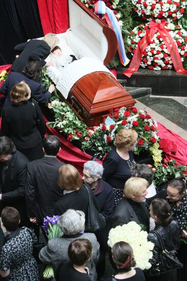 Paying last respects to Yekaterina Maximova