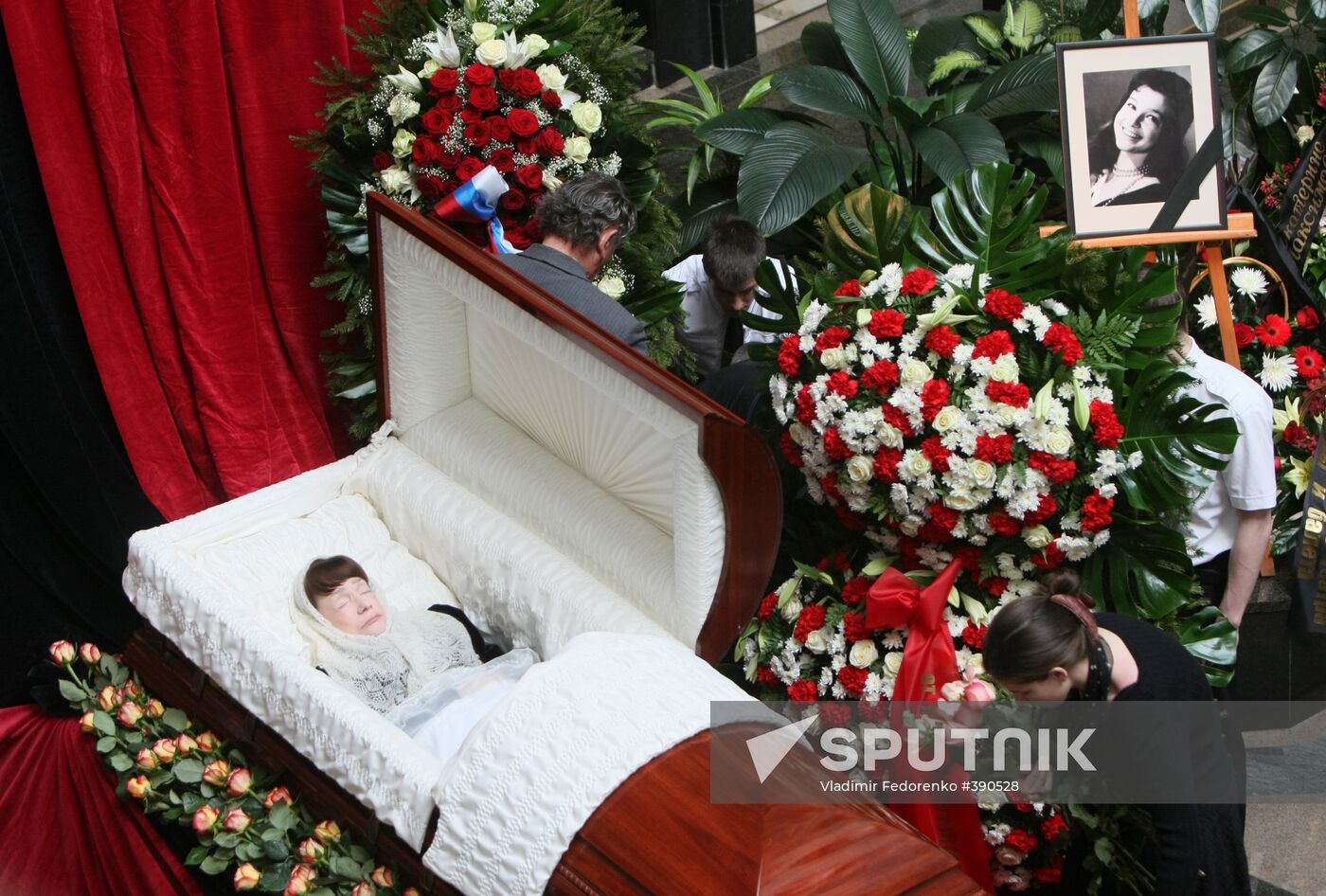 Paying last respects to Yekaterina Maximova