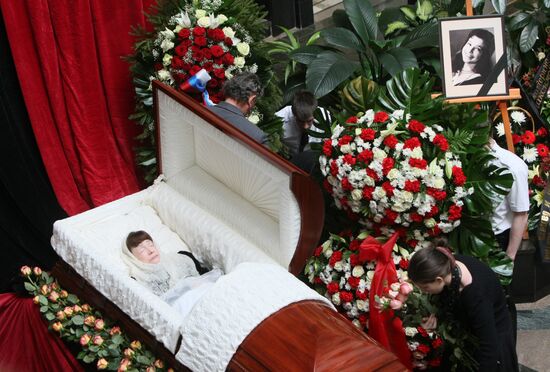 Paying last respects to Yekaterina Maximova
