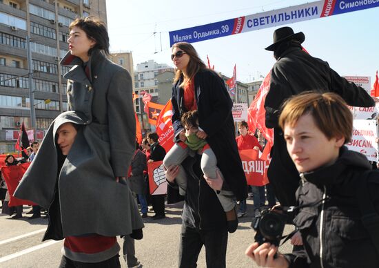 Left-wing opposition supporters participating in Labor Day march