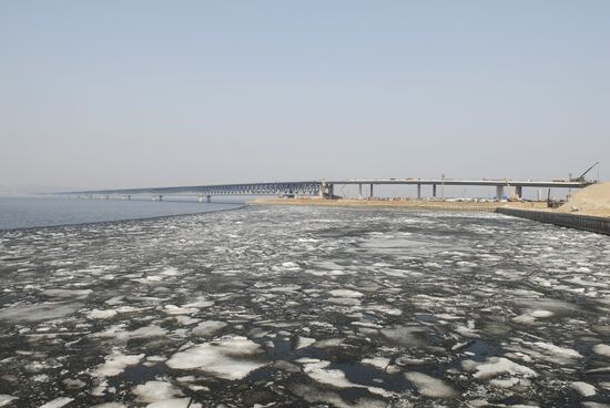 Last span erected on the bridge across the Volga