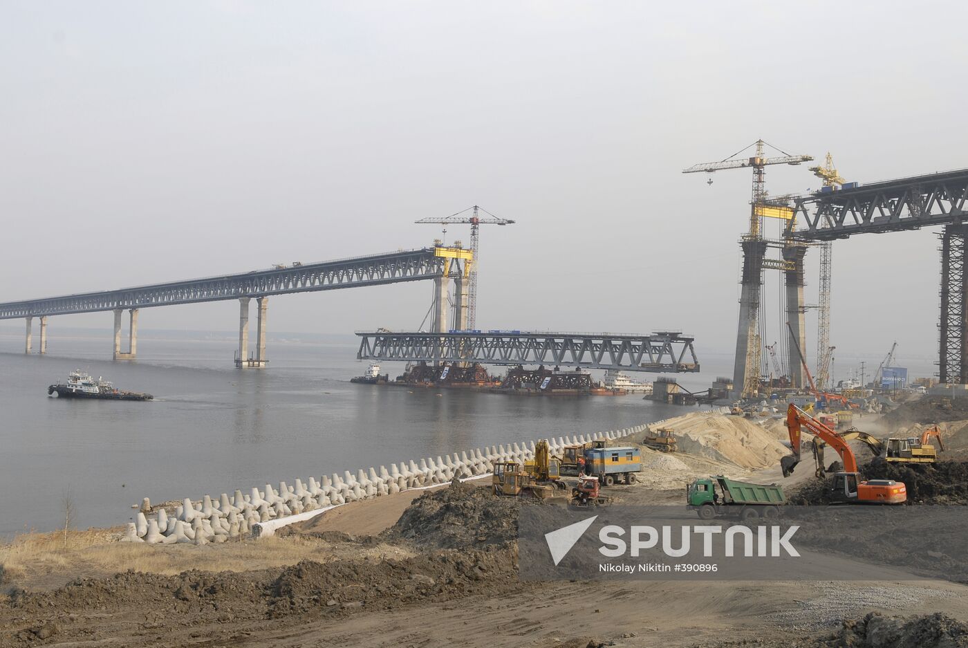 Last span erected on the bridge across the Volga