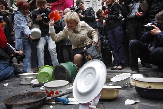 Ukrainians bring old kitchen ware to government headquarters