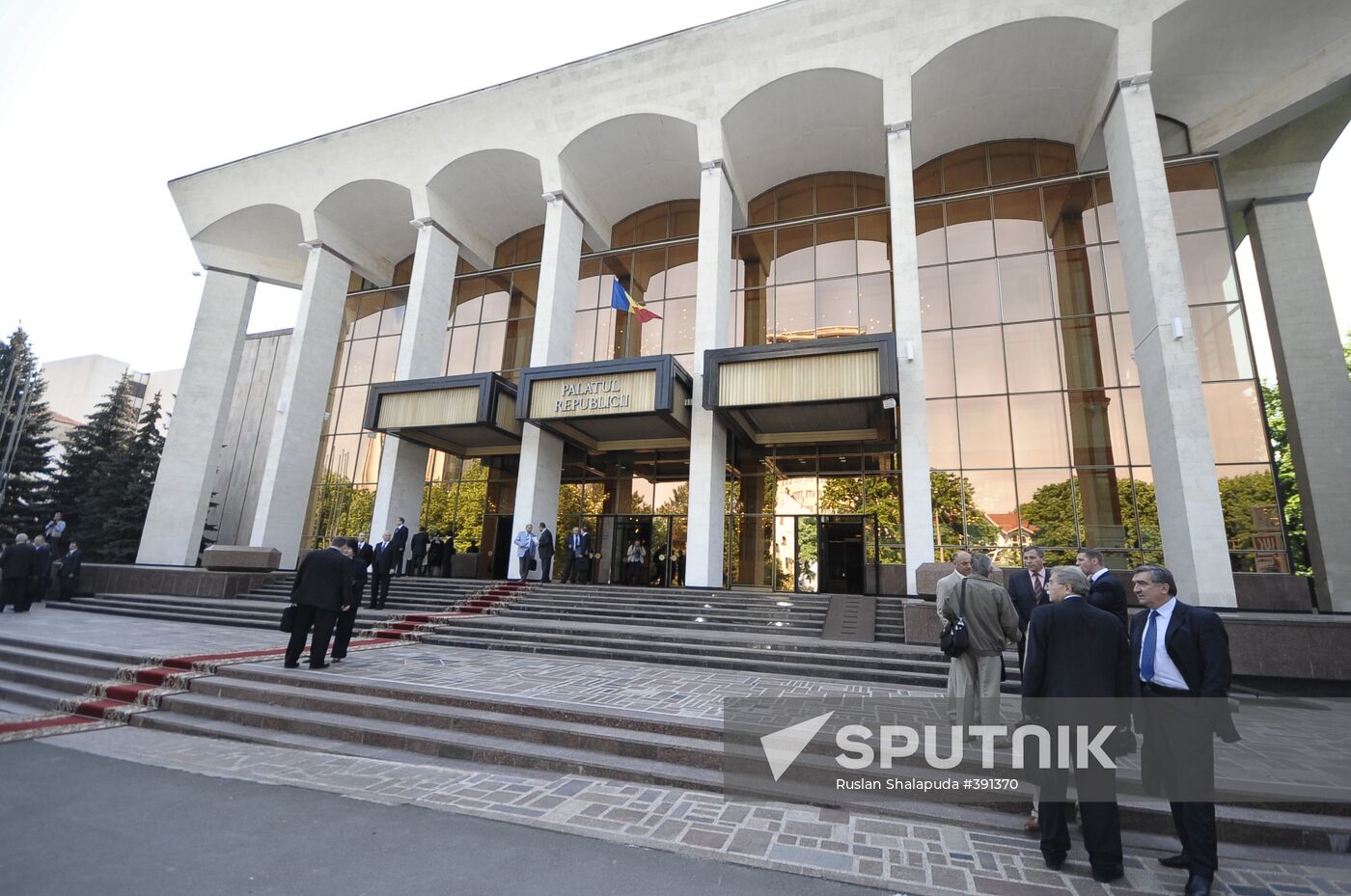 New Moldovan Parliament gathers for first meeting