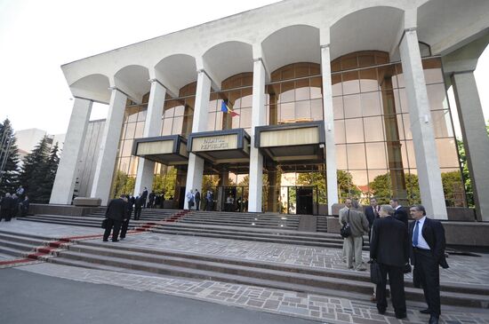 New Moldovan Parliament gathers for first meeting