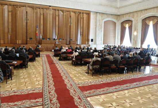 New Moldovan Parliament gathers for first meeting