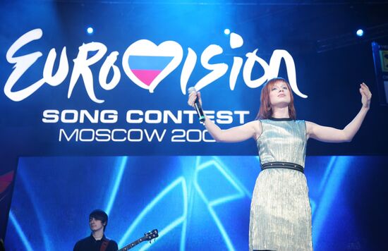 Yulia Savicheva singing