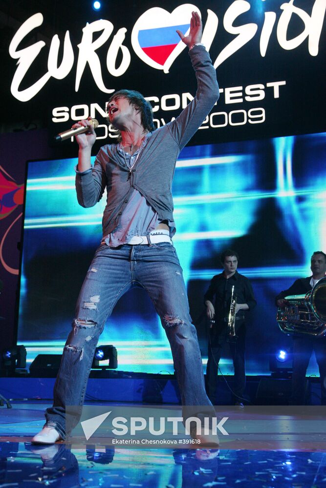 Dima Bilan singing