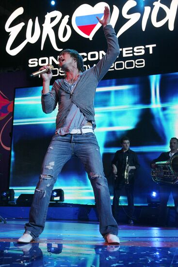 Dima Bilan singing