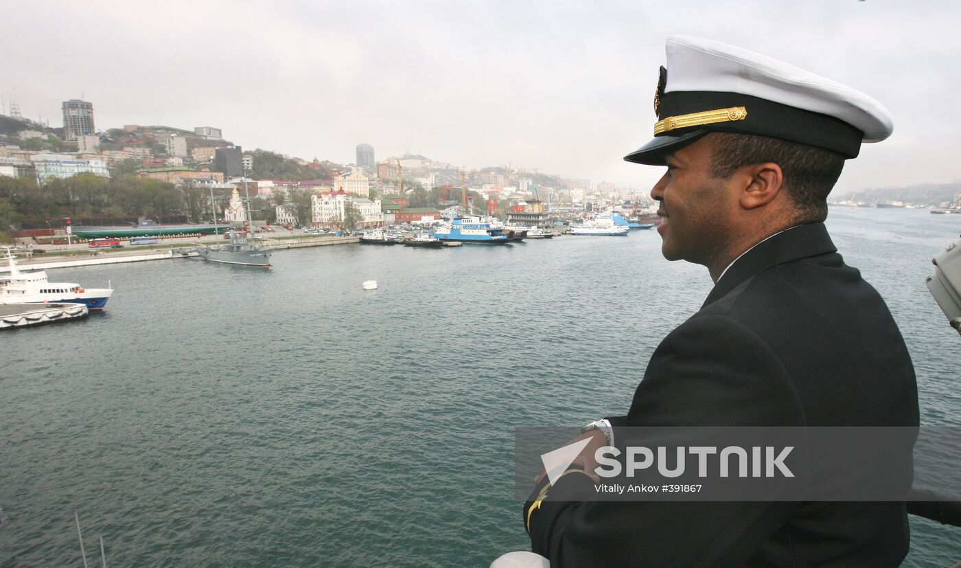 The guided missile cruiser USS Cowpens in Vladivostok