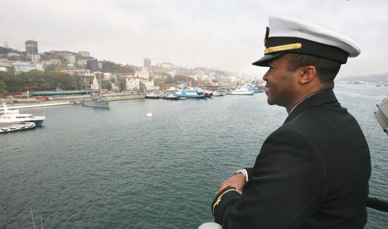 The guided missile cruiser USS Cowpens in Vladivostok