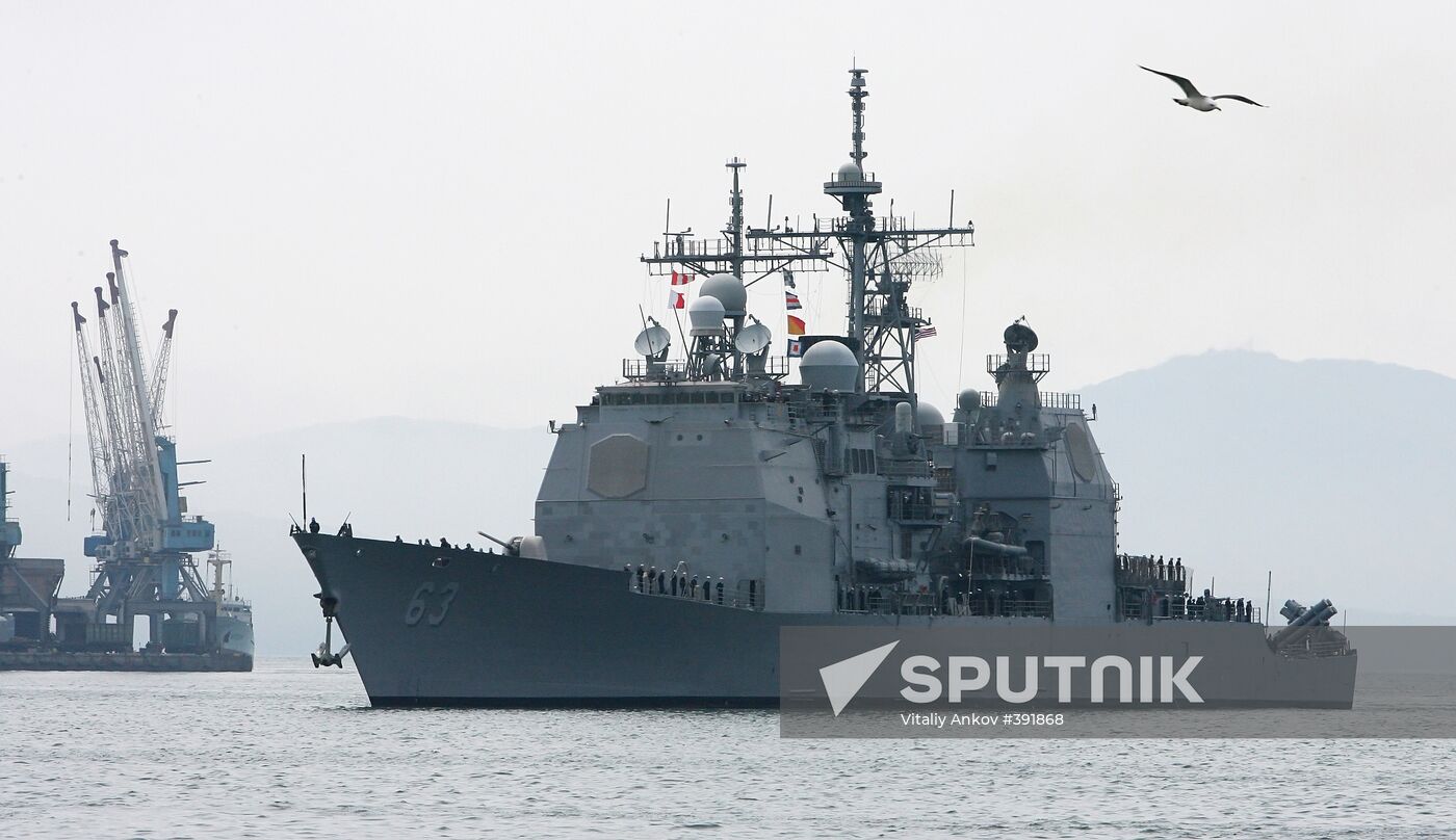 The guided missile cruiser USS Cowpens in Vladivostok