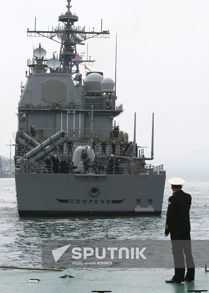 The guided missile cruiser USS Cowpens in Vladivostok