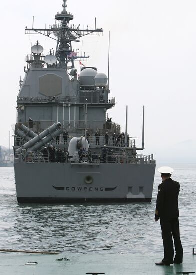 The guided missile cruiser USS Cowpens in Vladivostok