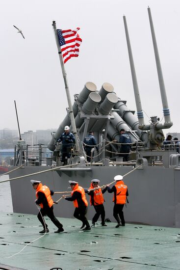 The guided missile cruiser USS Cowpens in Vladivostok