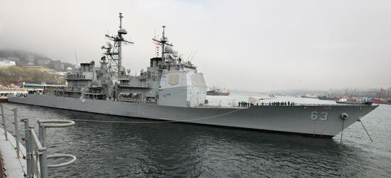 The guided missile cruiser USS Cowpens in Vladivostok
