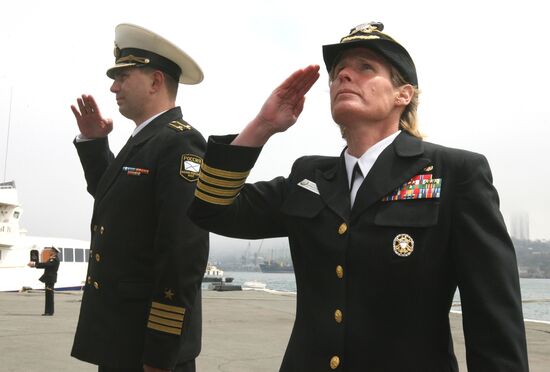 USS Cowpens visits Vladivostok