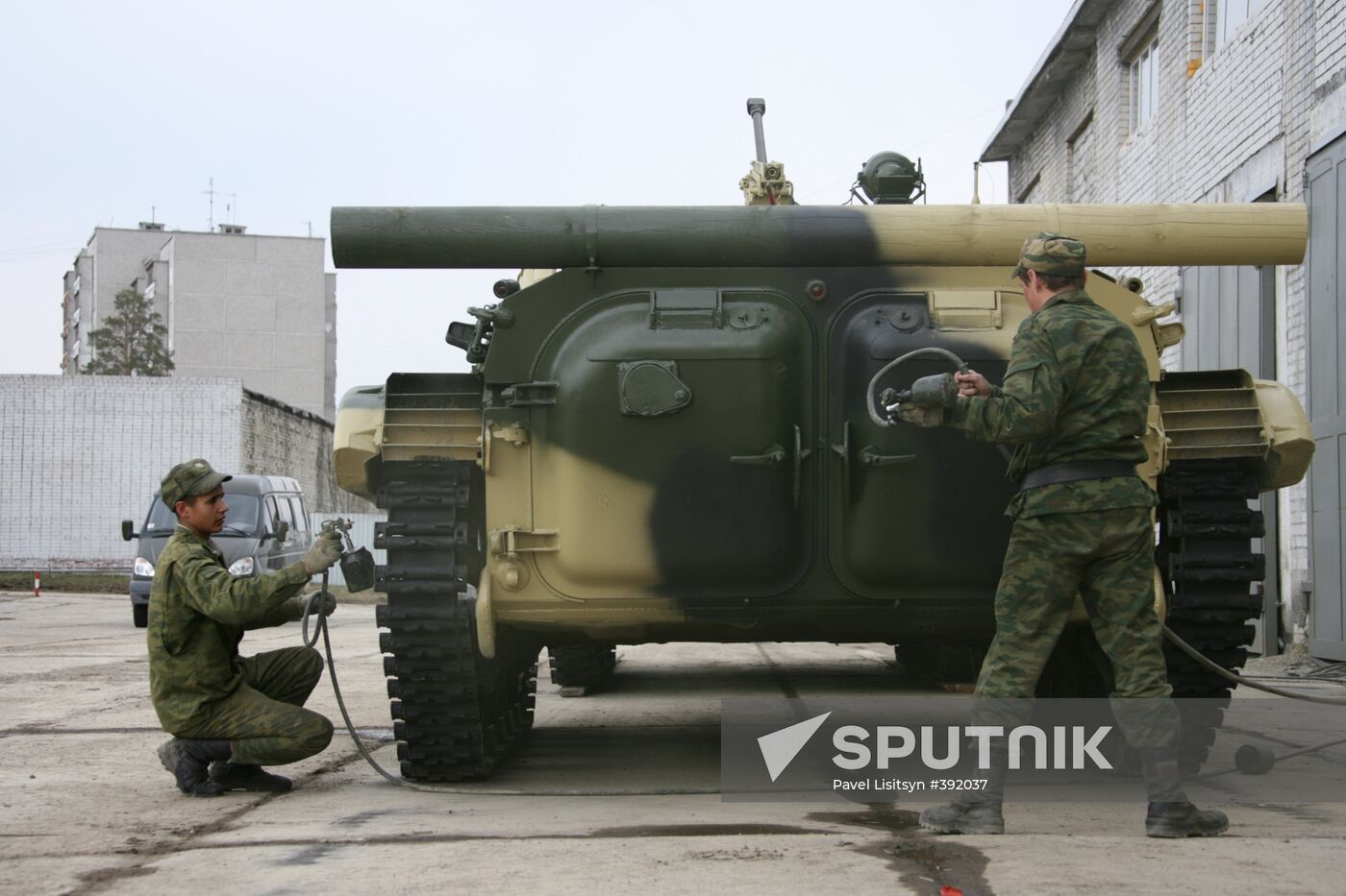 Preparing military equipment for parade in Yekaterinburg