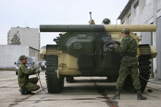 Preparing military equipment for parade in Yekaterinburg