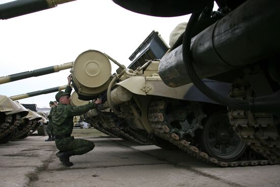 Preparing military equipment for parade in Yekaterinburg