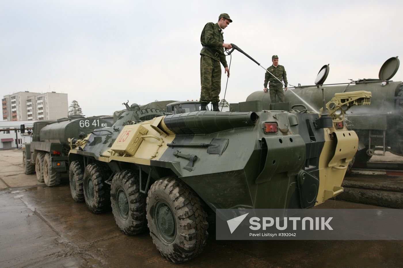 Preparing military equipment for parade in Yekaterinburg