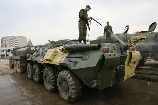 Preparing military equipment for parade in Yekaterinburg