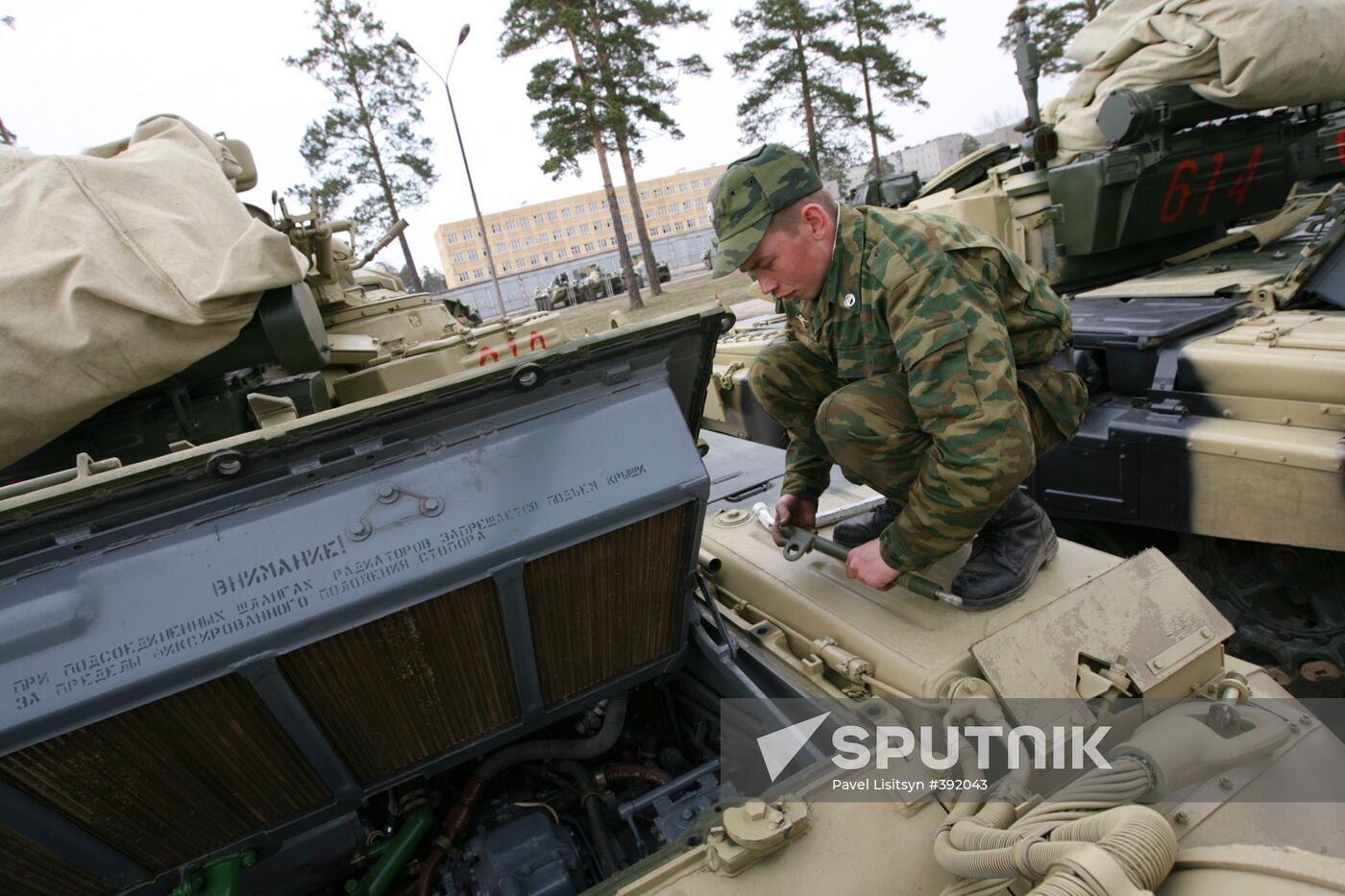 Preparing military equipment for parade in Yekaterinburg
