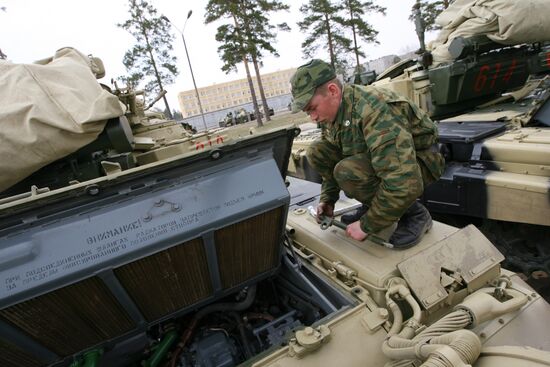 Preparing military equipment for parade in Yekaterinburg
