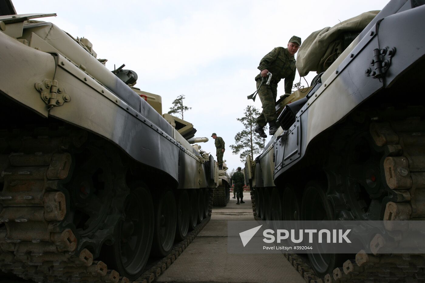 Preparing military equipment for parade in Yekaterinburg