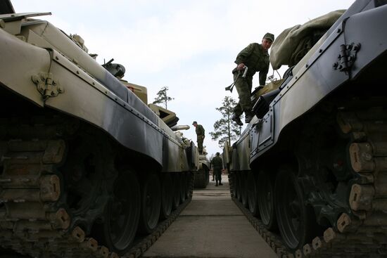 Preparing military equipment for parade in Yekaterinburg