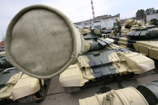 Preparing military equipment for parade in Yekaterinburg