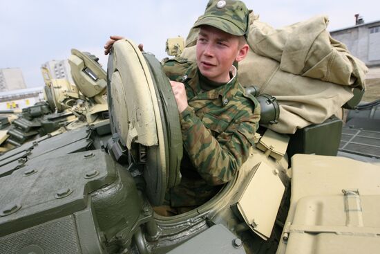 Preparing military equipment for parade in Yekaterinburg