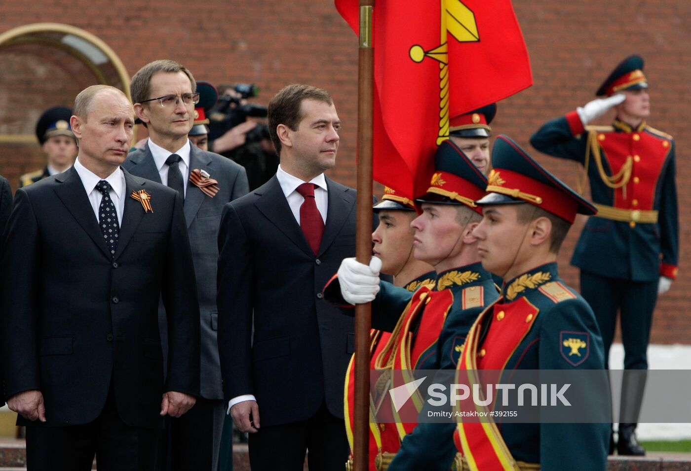 President Dmitry Medvedev lays wreath at Tomb of Unknown Soldier