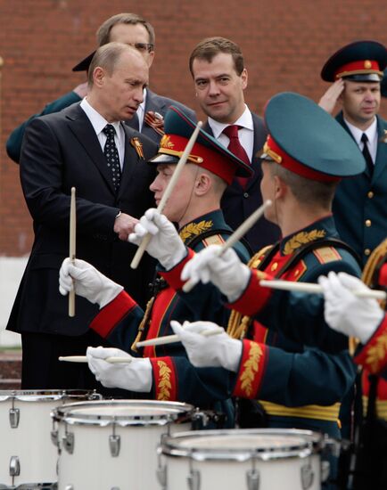 President Dmitry Medvedev lays wreath at Tomb of Unknown Soldier