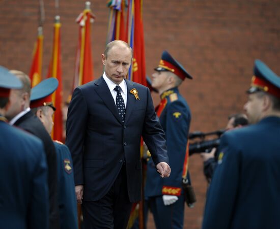Russian PM lays wreath at Tomb of Unknown Soldier