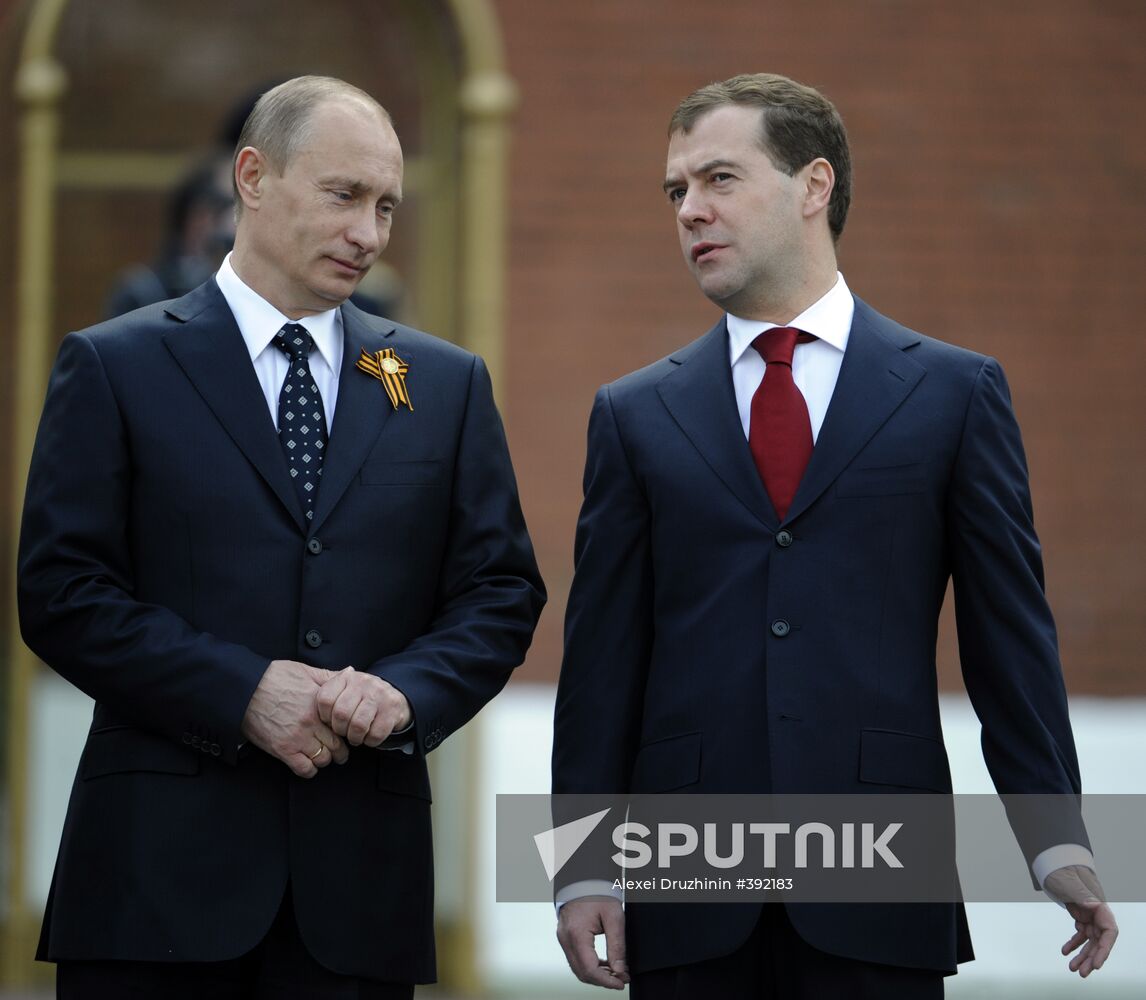 Russian PM lays wreath at Tomb of Unknown Soldier