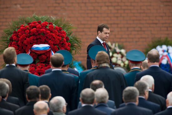 Russian President laying wreath at Tomb of Unknown Soldier