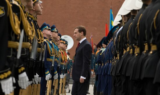 Russian President laying wreath at Tomb of Unknown Soldier