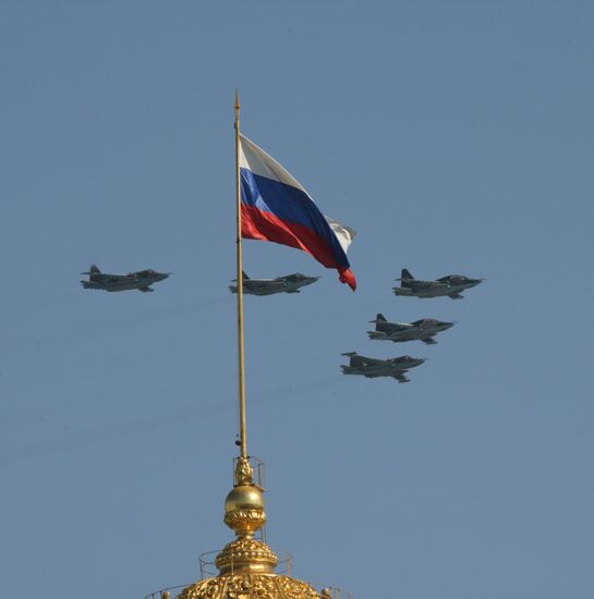 Warplanes take part in Victory Day parade in Moscow